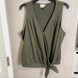 Universal Thread  Women’s Sleeveless Top. Green.